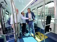 Dos autobuses híbridos y dos coches eléctricos refuerzan la flota del Ayuntamiento de Valladolid